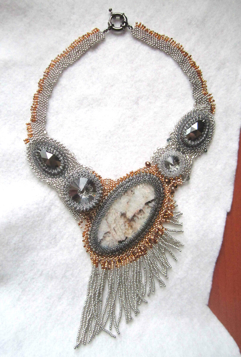 Плетеное колье из бисера