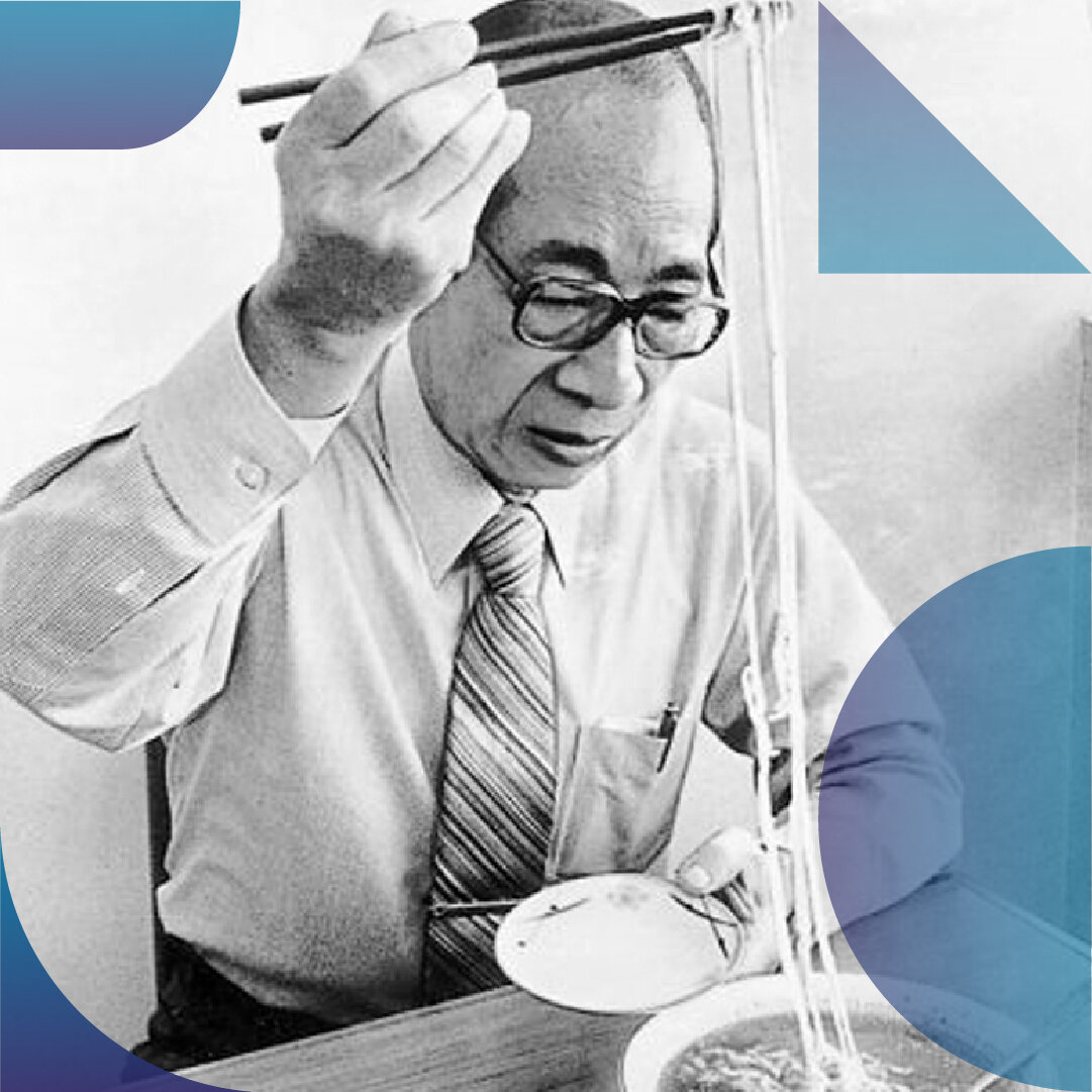 Господин Андо Момофуку , «Отец лапши быстрого приготовления» за работой. Он очень много экспериментировал, а для своих экспериментов Андо построил настоящую лабораторию.