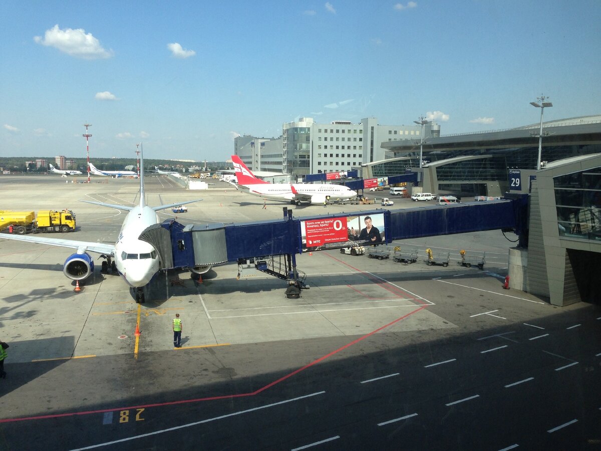 Самолеты на стоянке в аэропорту «Внуково»