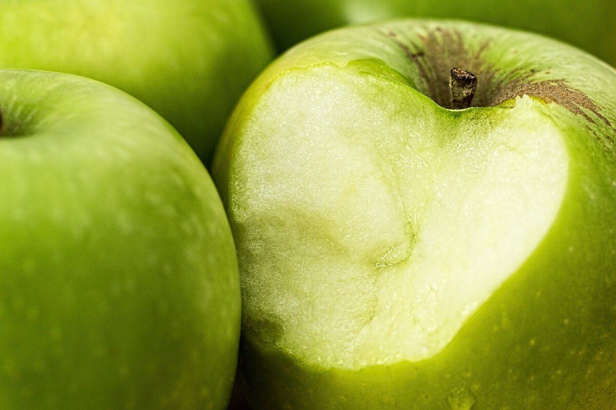 Яблоки ели. Грин Эппл Green Apple. Яблоко ГРЕННИ Смит кислые. ГРЕННИ Смит яблоки вкус. Яблоки зеленые.