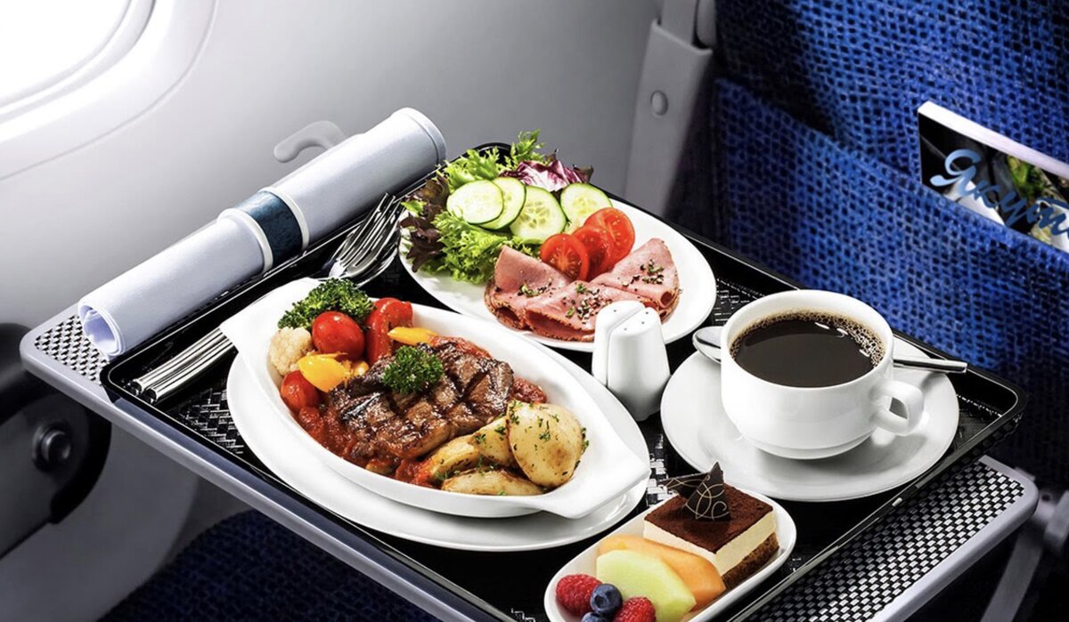 Обед в самолете. Набор: соль и перец Wilmax. Еда в самолете. Завтрак в самолете.