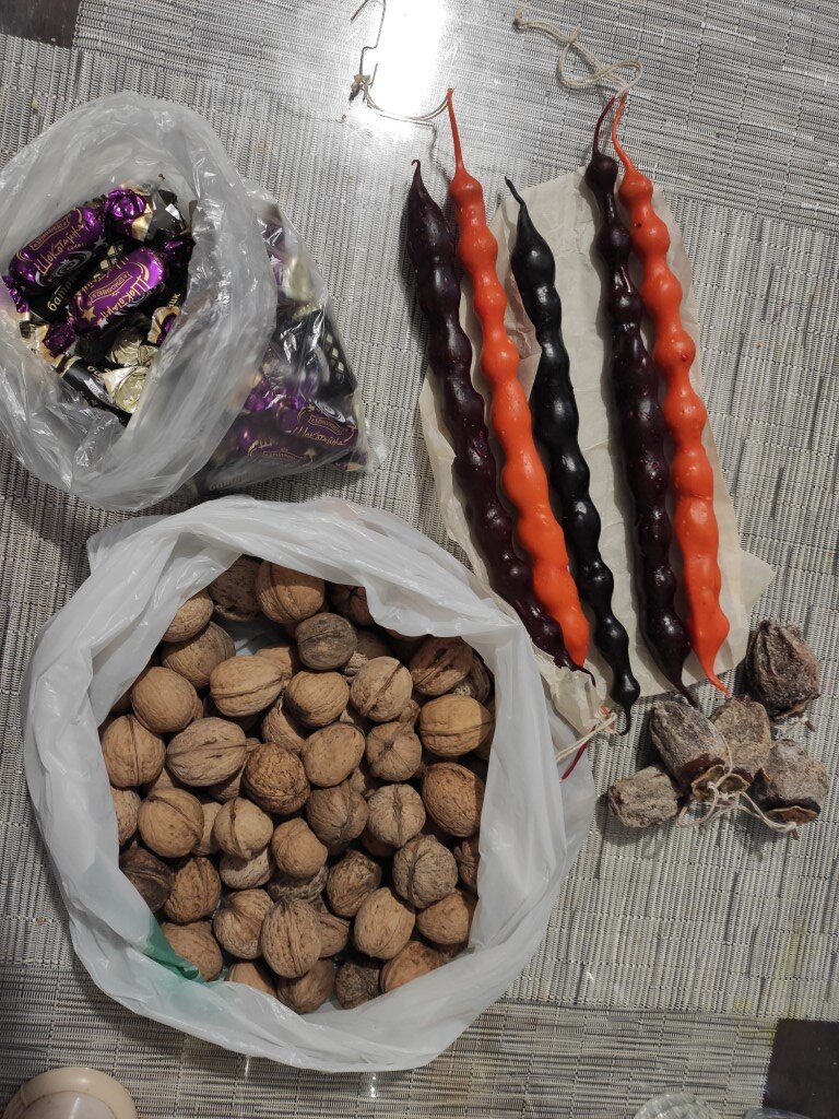 Конфеты - очень вкусные, грецкие орехи, которые там растут на деревьях, чурчхелла - обалденная сладость и вяленная хурма