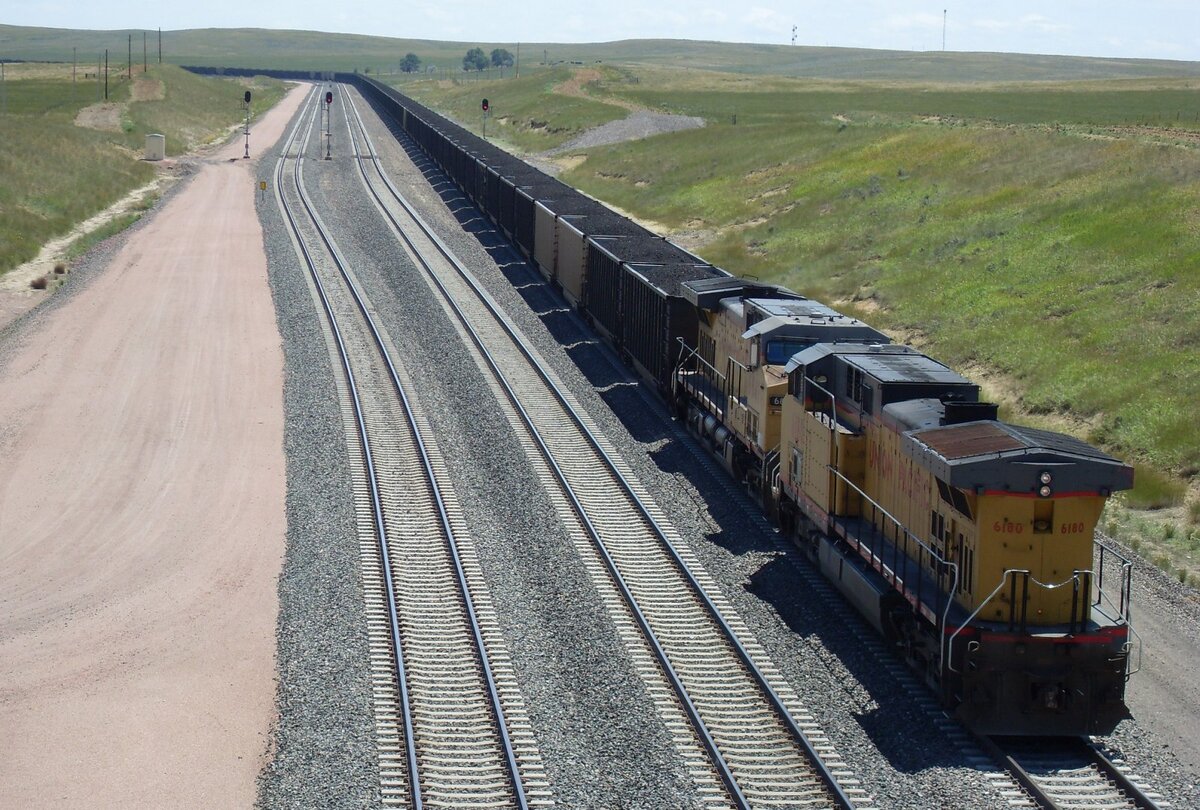 Поезд с углем. Coal Train Union Pacific. Самый длинный поезд в мире 682 вагона. Грузовой поезд. Длинный поезд.