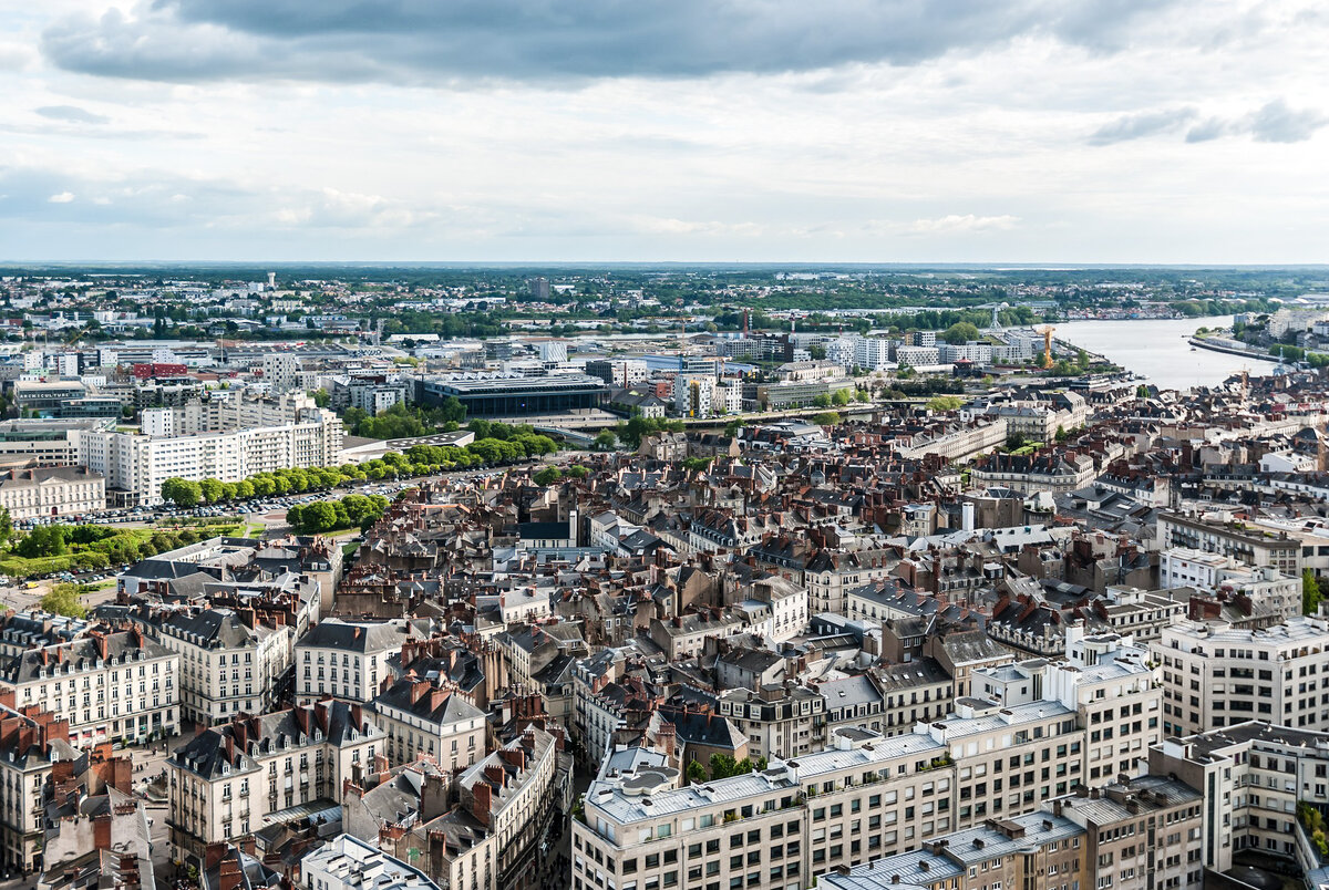 Панорама Нанта. Фото не мое. Так как датировано началом 2010 скорее всего снимок сделан с башни Бретань (Тур де Бретань). Такого обилия квадрокоптеров тогда еще не было. 
