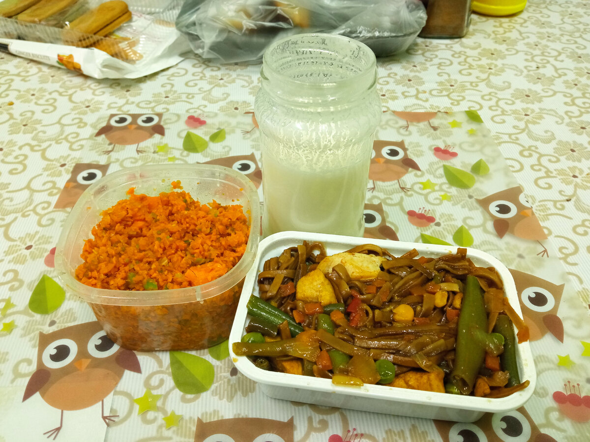 Обед: салат из моркови и зеленой редьки с льняным маслом, соба с курицей и овощами, йогурт. А печеньки и рулет не мои - на кухне в офисе всегда есть что-то сладкое.