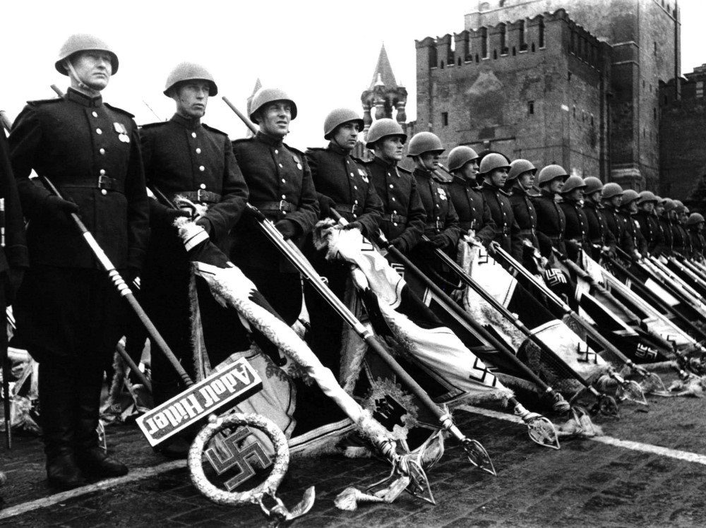 Парад на Красной площади 24 Июня 1945 года в Москве. Советские воины  бросают фашистские знамена перед Мавзолеем В.И. Ленина