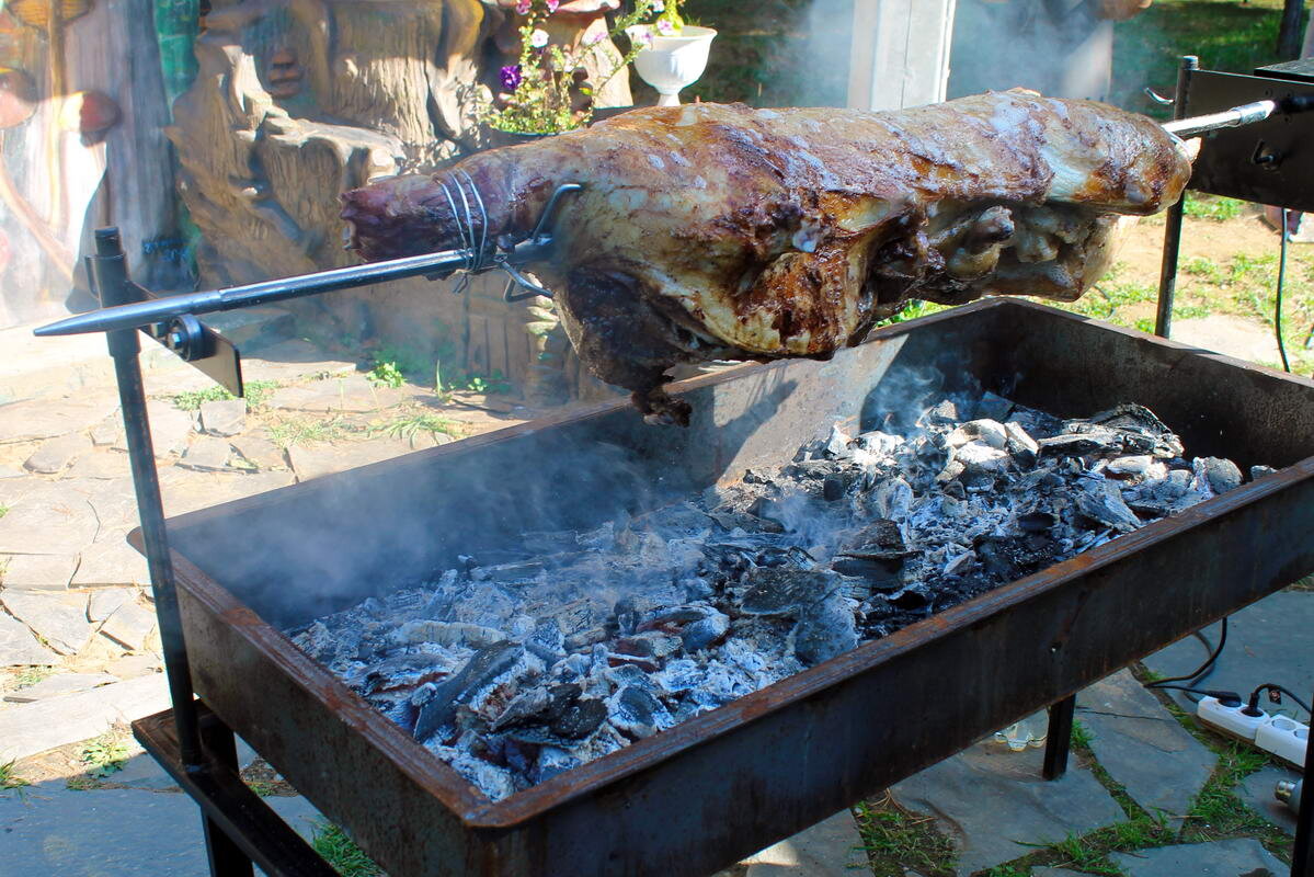 Барашек на вертеле, например.