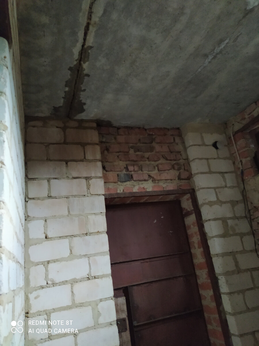 Протечка первая в основной части дома-небольшая