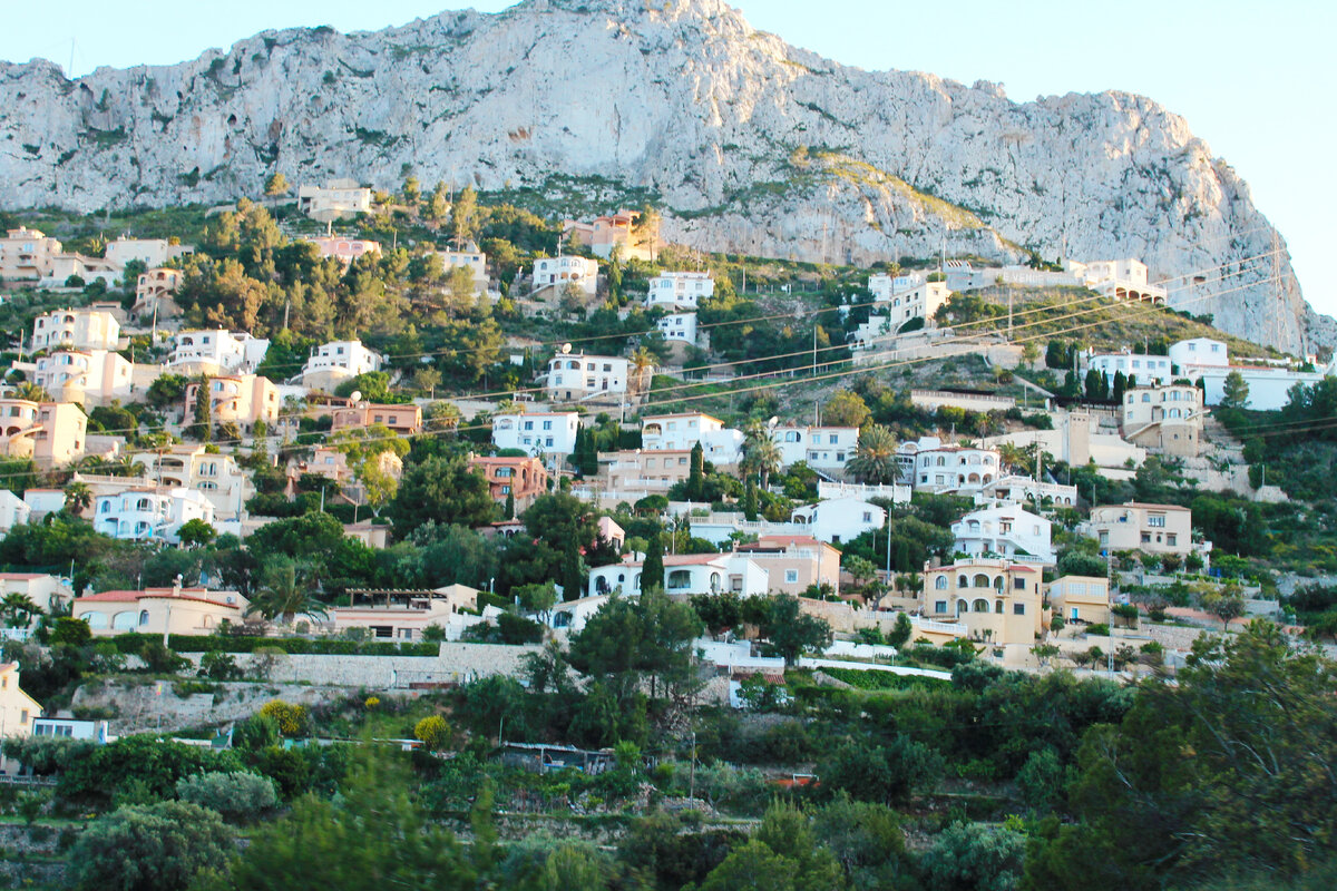 Жителям этих коттеджей открывается потрясающий вид на море и гору Ифач.

