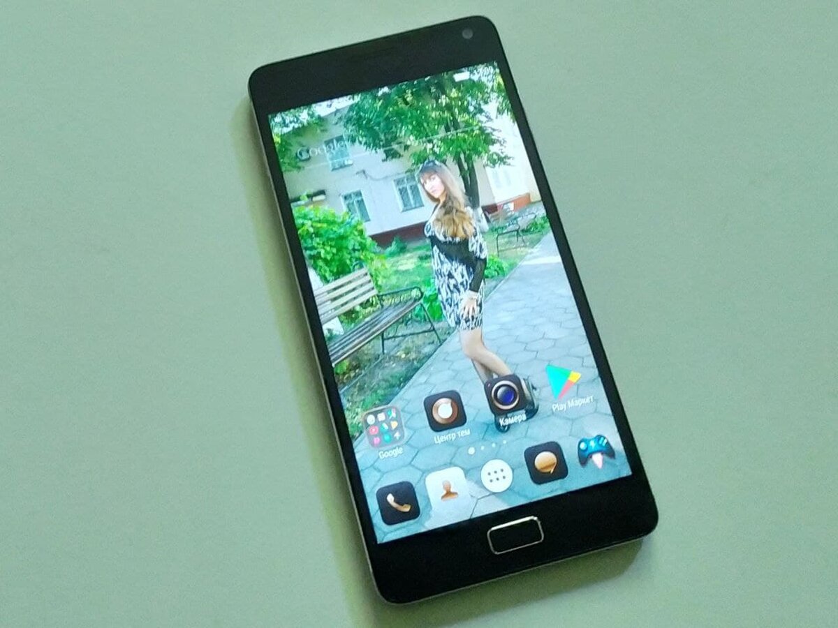 Умное устройство, к сожалению, не застраховано от падений и ныряний в воду