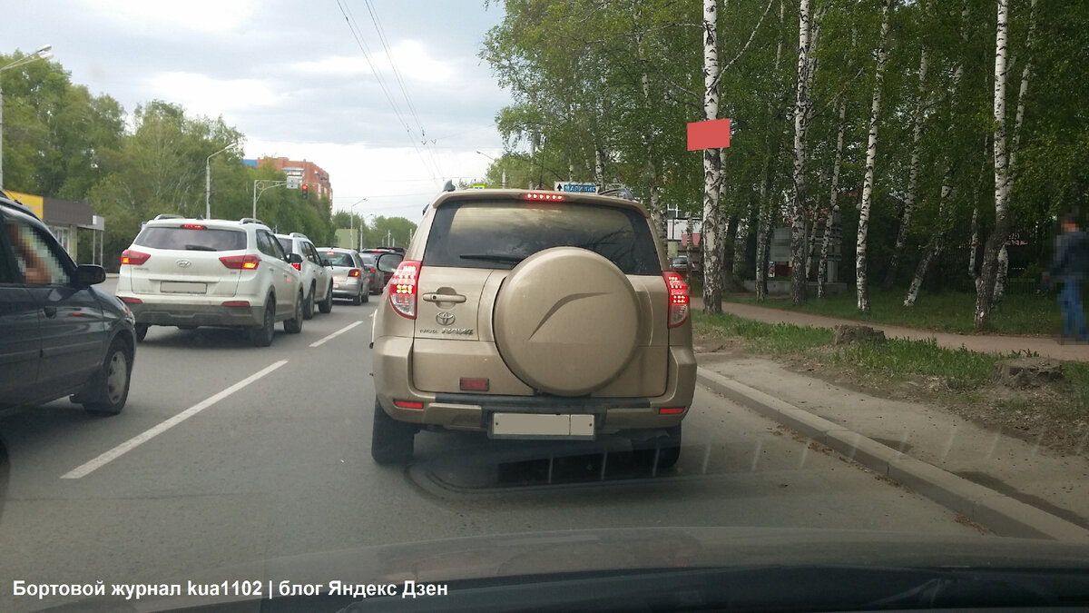 Toyota RAV4 в третьем поколении - очень часто встречаемый кроссовер в нашем городе. Автор фотографии kua1102