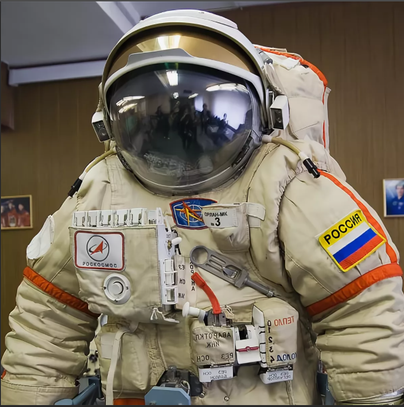 Костюм космонавта россии. Скафандр Орлан м. Космический скафандр Орлан. Скафандр Космонавта Орлан. Орлан костюм Космонавта.