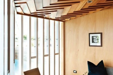 Деревянный потолок в интерьере 
