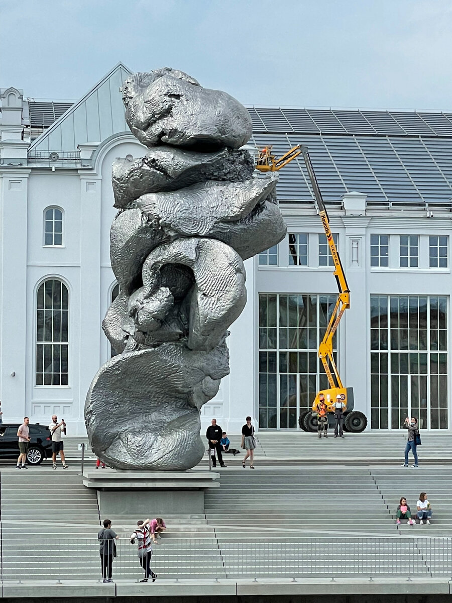 Новая скульптура. Памятник на Болотной набережной в Москве. Урс Фишер скульптура на Болотной. Урс Фишер памятник в Москве. Скульптура на Болотной набережной Урса Фишера.