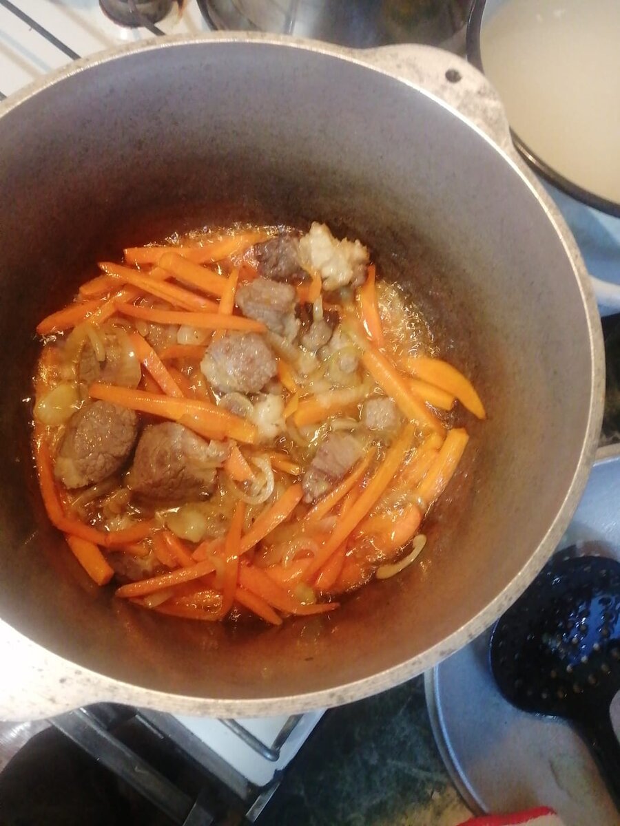 Мясо с овощами тушим. 