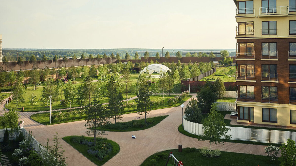 На внутренней территории – приятные аллеи, много зелени и зоны отдыха с беседками