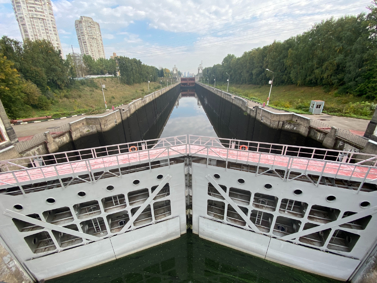 Когда был мелкий, мы с пацанами зимой бегали по шлюзам.