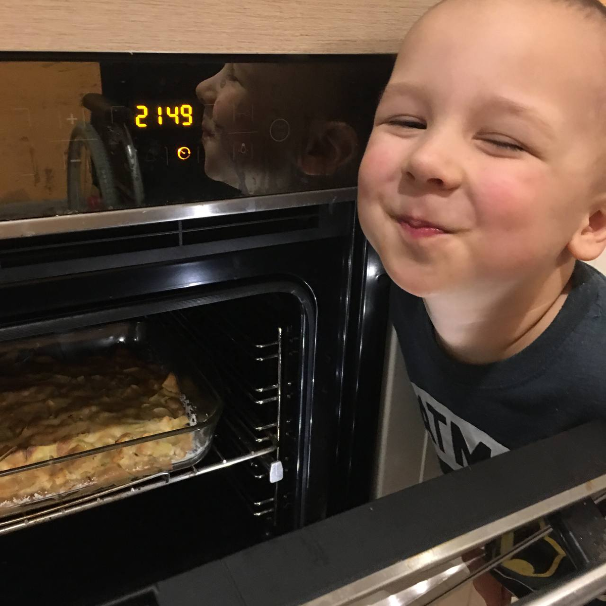 Довольный пупс дождался свой пирог