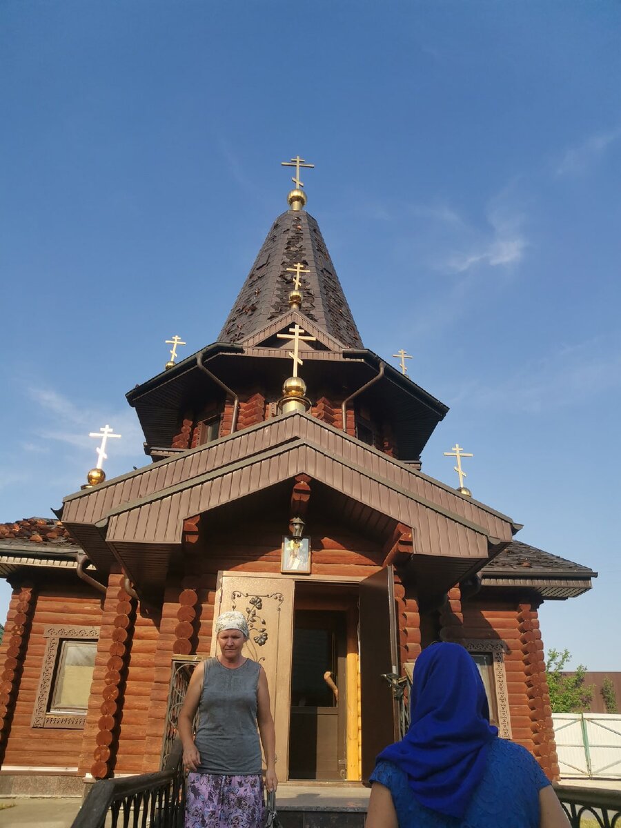 У входа в часовню.