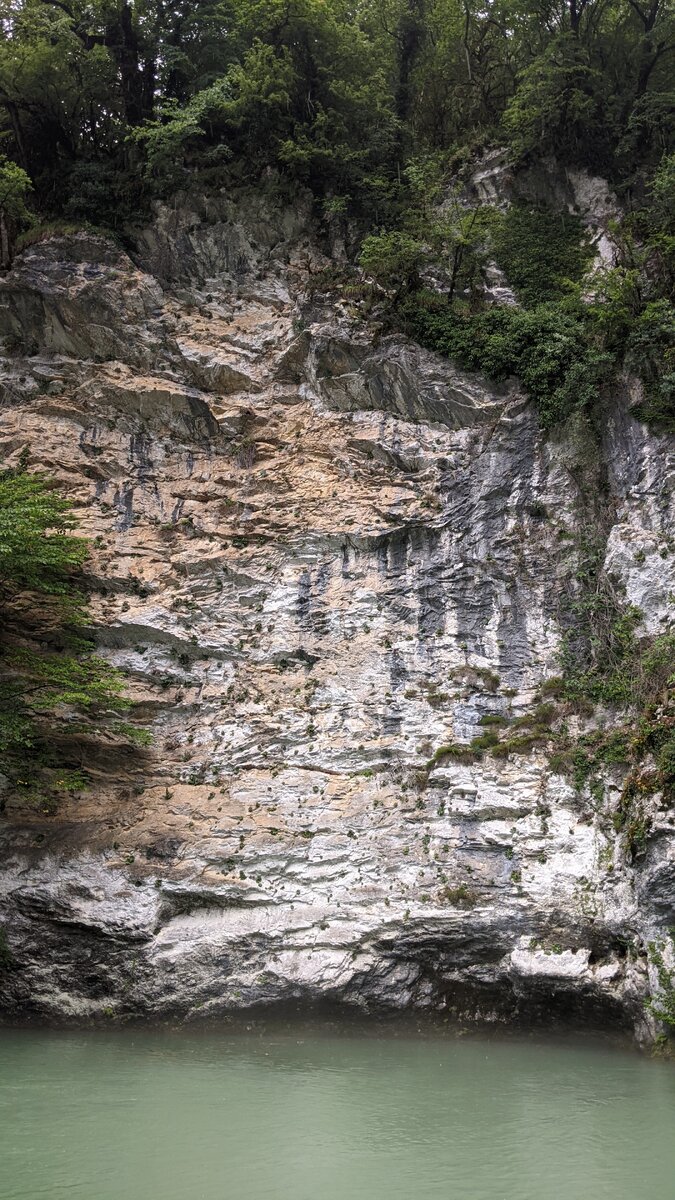 Голубое озеро. Рицинский национальный парк