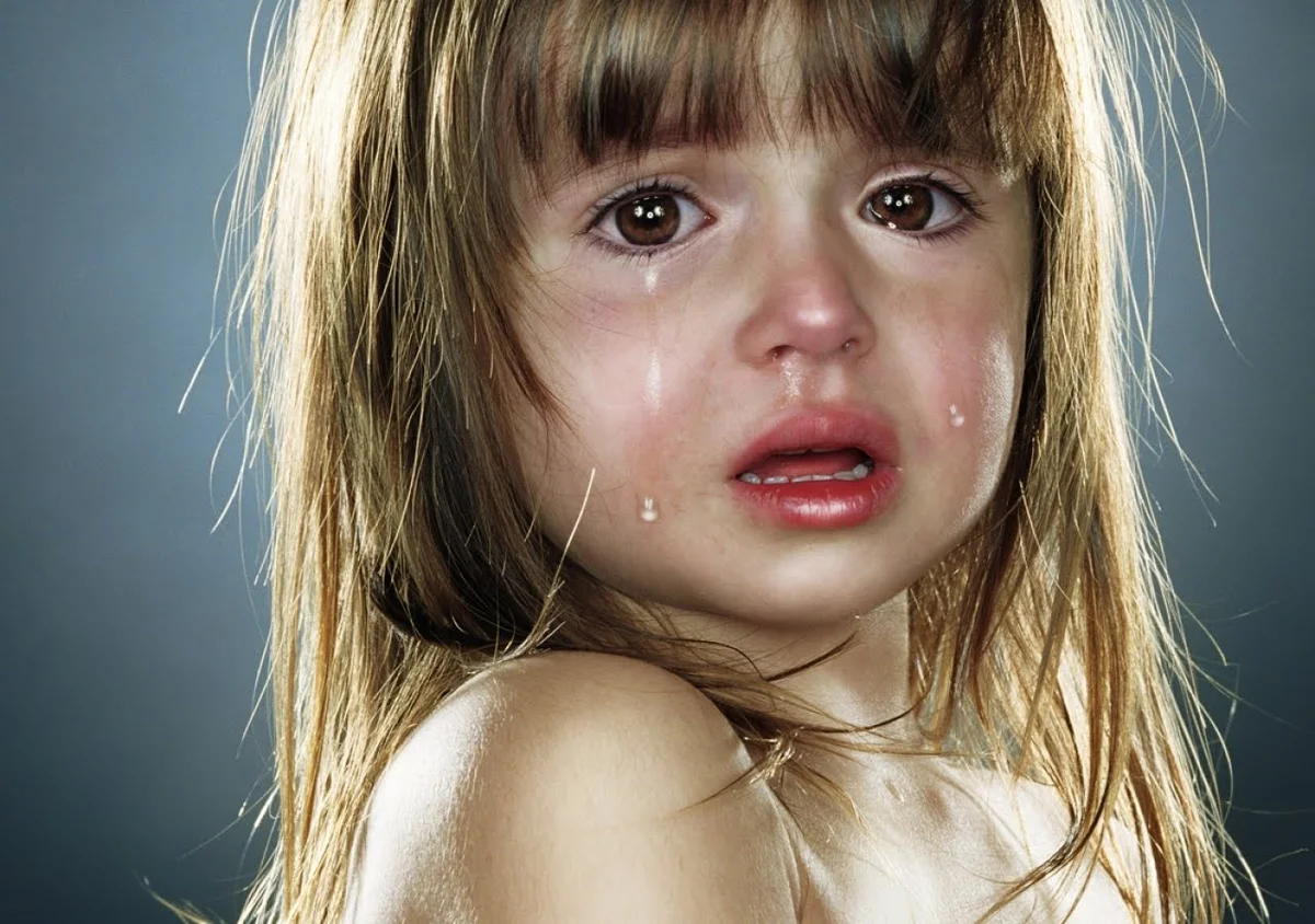Мальчик со слезами на глазах. Джилл Гринберг фотограф. Плачущая девочка. Детские слезы.