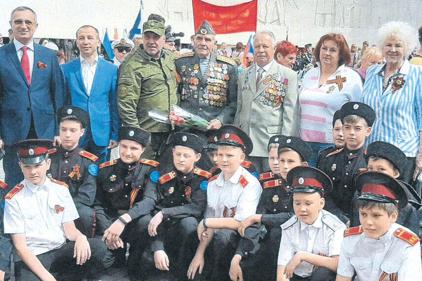 Воспитанники кадетского класса (школа № 10) с ялтинскими ветеранами. 