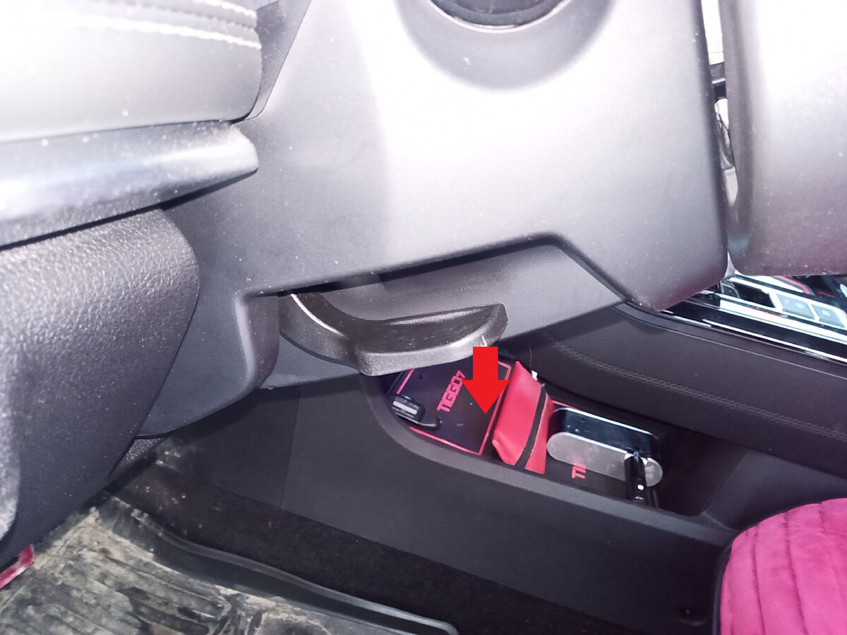 Стопорный рычаг механизма ручной регулировки положения руля опустить вниз.