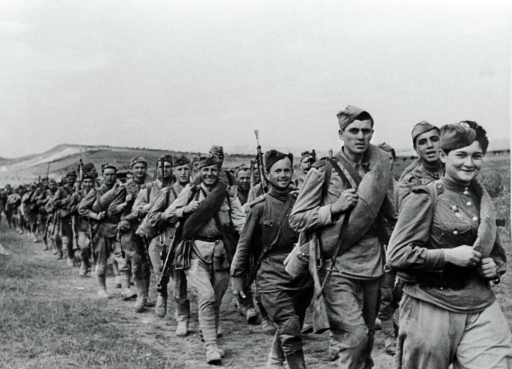 Стрелковое подразделение Красной Армии на марше. Впереди идет женщина. Северо-Кавказский фронт. Сентябрь 1943. Автор: Израиль Озерский. Источник: waralbum.ru. Фотография использована в качестве иллюстрации.