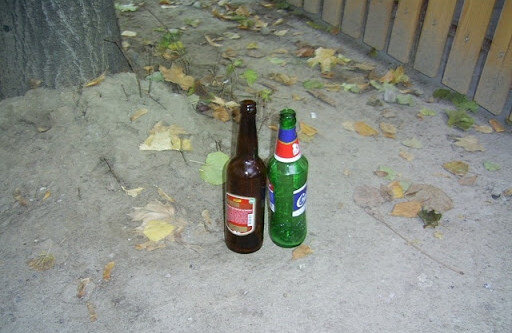 Пустая бутылка. Пустые пивные бутылки. Пустые бутылки на улице. Почему нельзя оставлять бутылки на столе