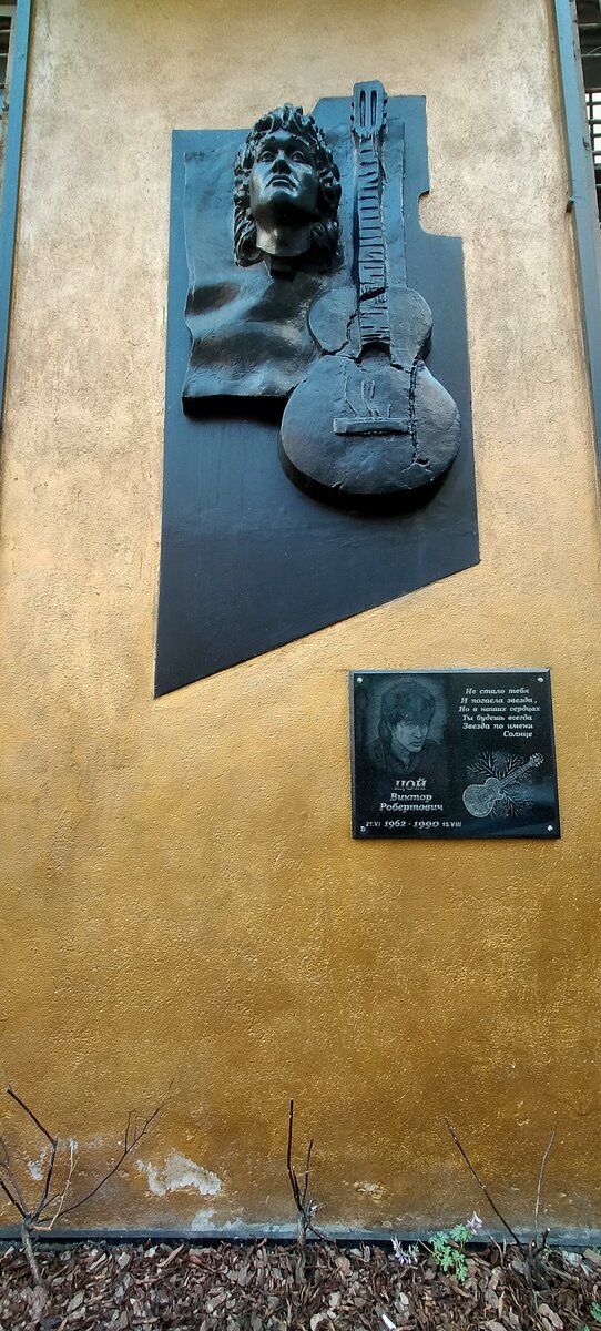 Мемориальная доска около входа в котельную