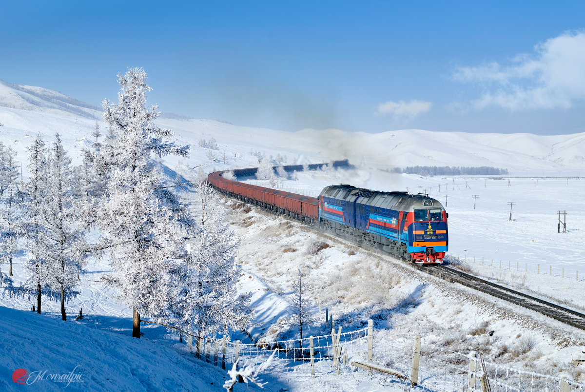 Ранее поставленный по предыдущему контракту в 2018 году тепловоз серии 2ТЭ25КМ на железнодорожной линии в Монголии, перегон Хонхор - Бумбат, фото с сайта https://trainpix.org/photo/290411/?vid=133992, автор monrailpic