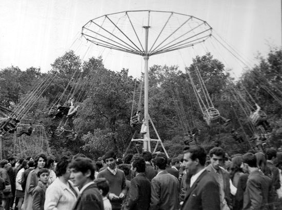 Очередь у карусели для взрослых Цепочка в советские годы. Источник mediamax.am.