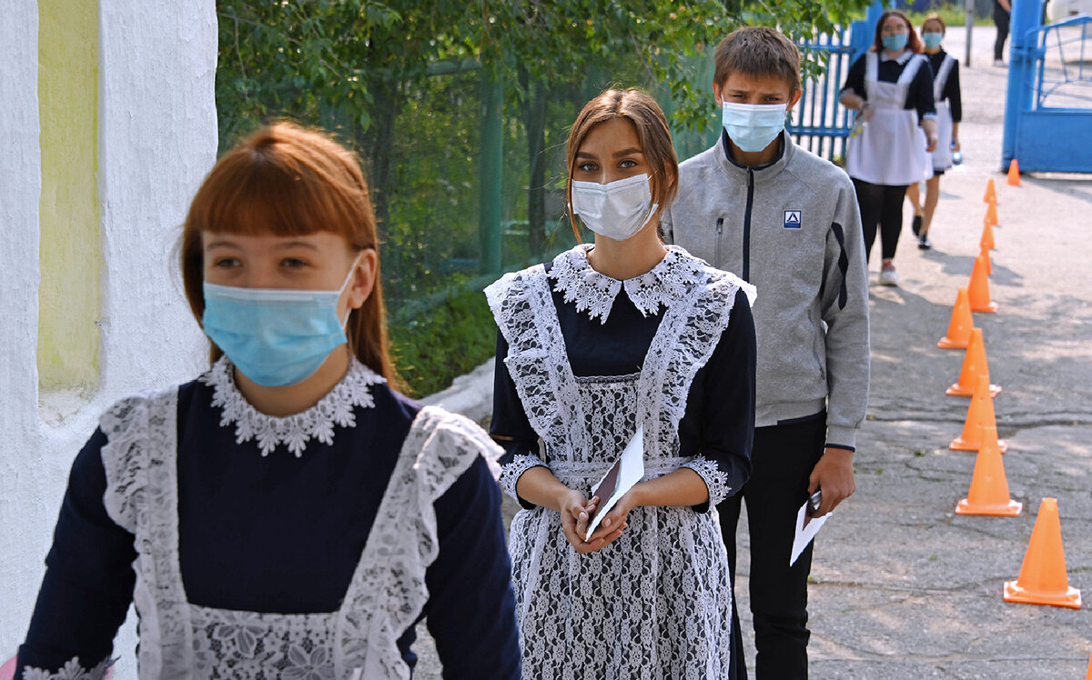 Одиннадцатиклассники на ЕГЭ. Источник: ria.ru