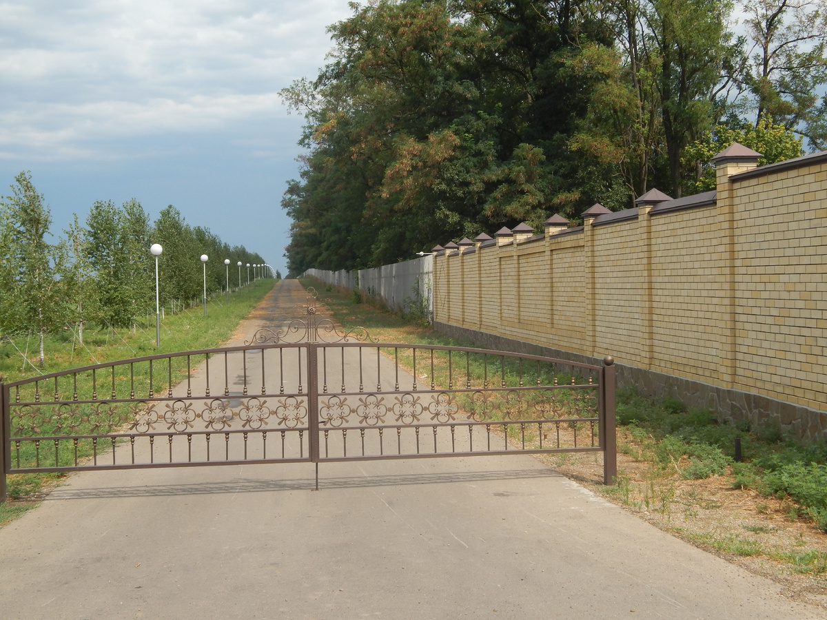 И все эти постройки и сама огороженная территория являются землями сельскохозяйственного назначения.
