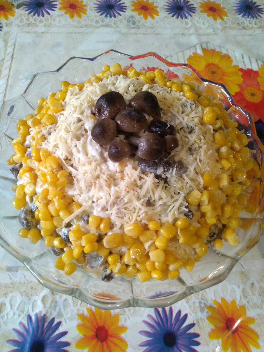 Салат с курицей и грибами.