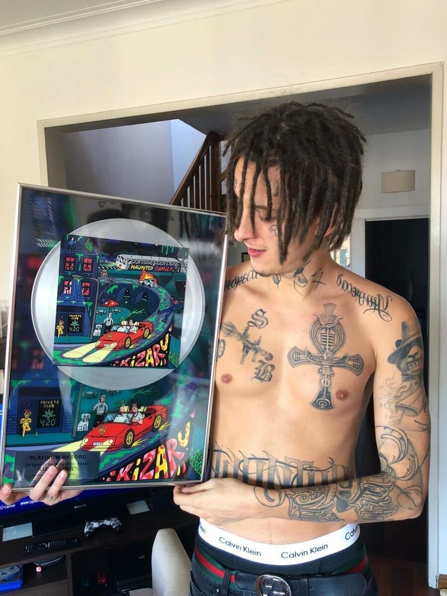 
⚡️«WoW — это для детей, реально. По сравнению с Final Fantasy XIV» - Kizaru высказался во время трансляции.

Рэпер Kizaru во время трансляции Final Fantasy XIV на Twitch раскритиковал World of Warcraft. Кроме того, он также сыграл в CS:GO и рассказал о совместном матче с Александром s1mple Костылевым. Кстати, есть информация, что у Kizaru был ранг Master Guardian Elite.

8 августа Twitch заблокировал канал Kizaru, спустя несколько дней ограничения сняли.