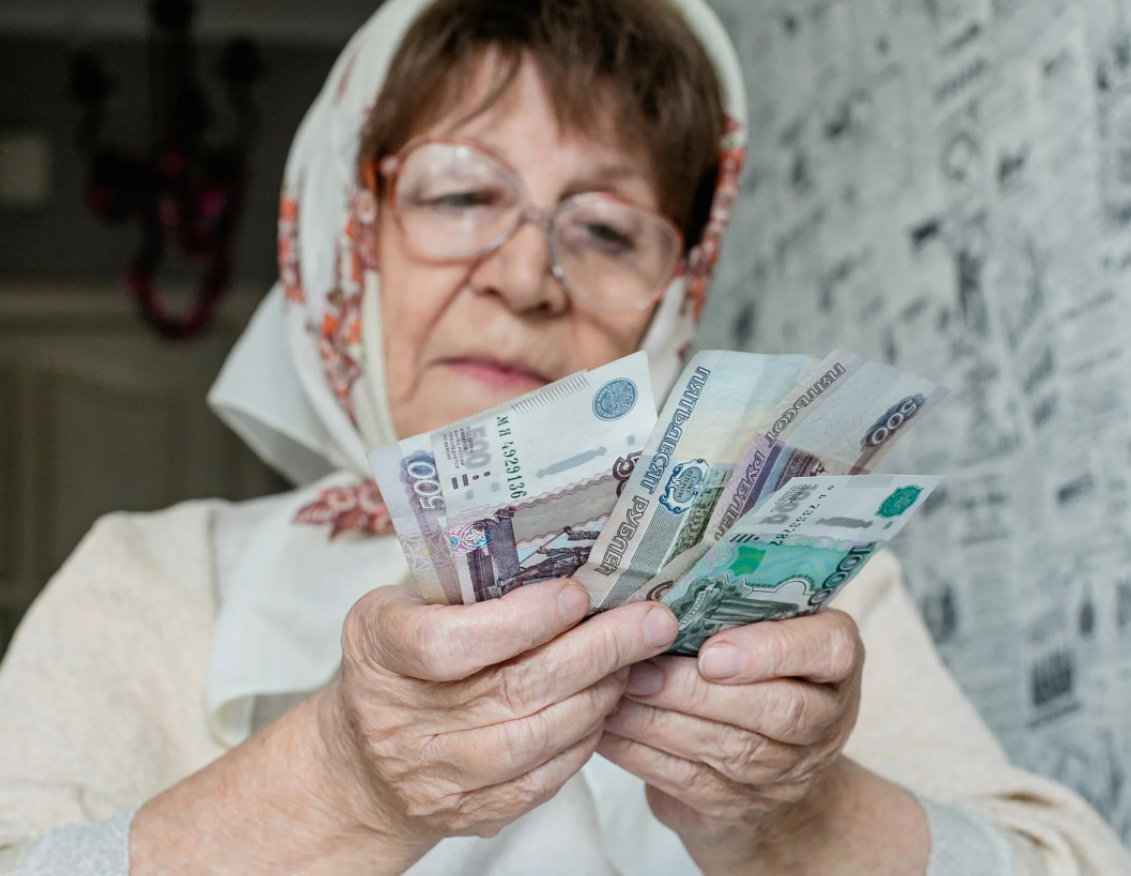 Выплаты пенсионерам. Выплаты пенсионерам. Пенсионер за 80. 80 тыс пенсионерам. 80 тыс пенсионерам.