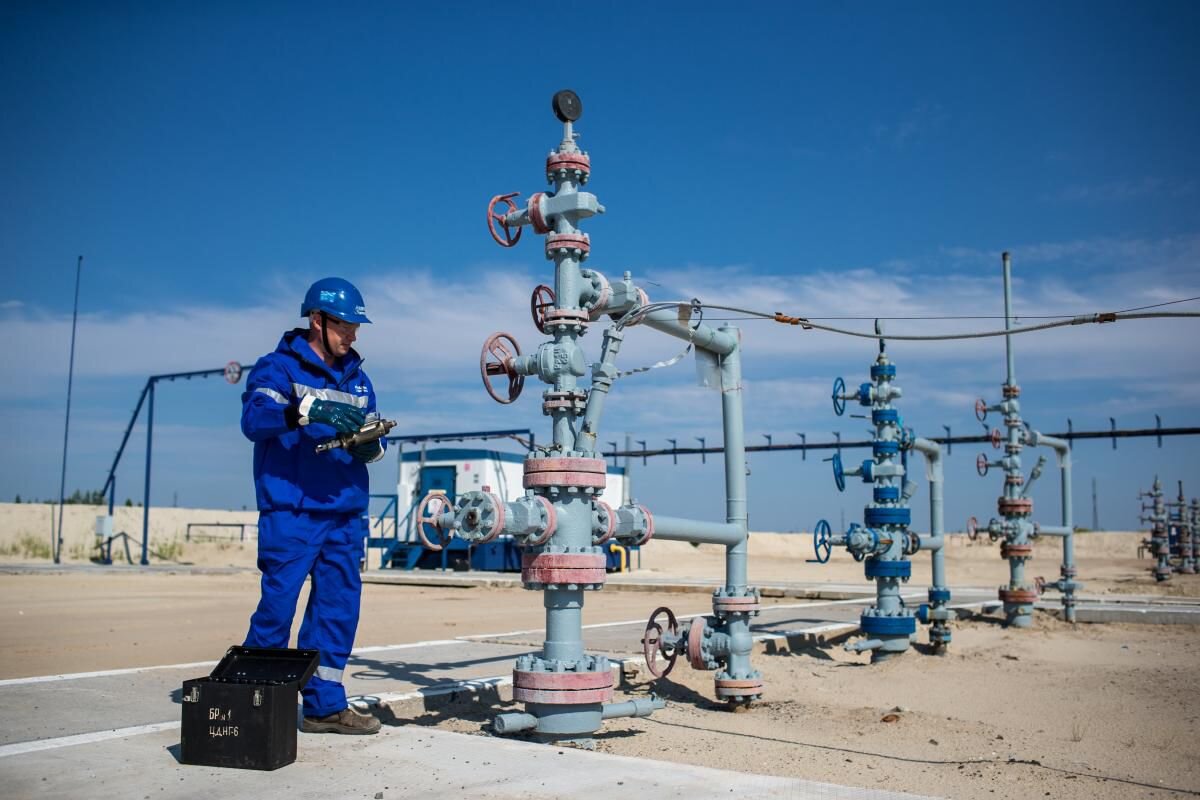 Оператор-исследователь цеха добычи снимает рабочие параметры скважины, оборудованной УЭЦН 