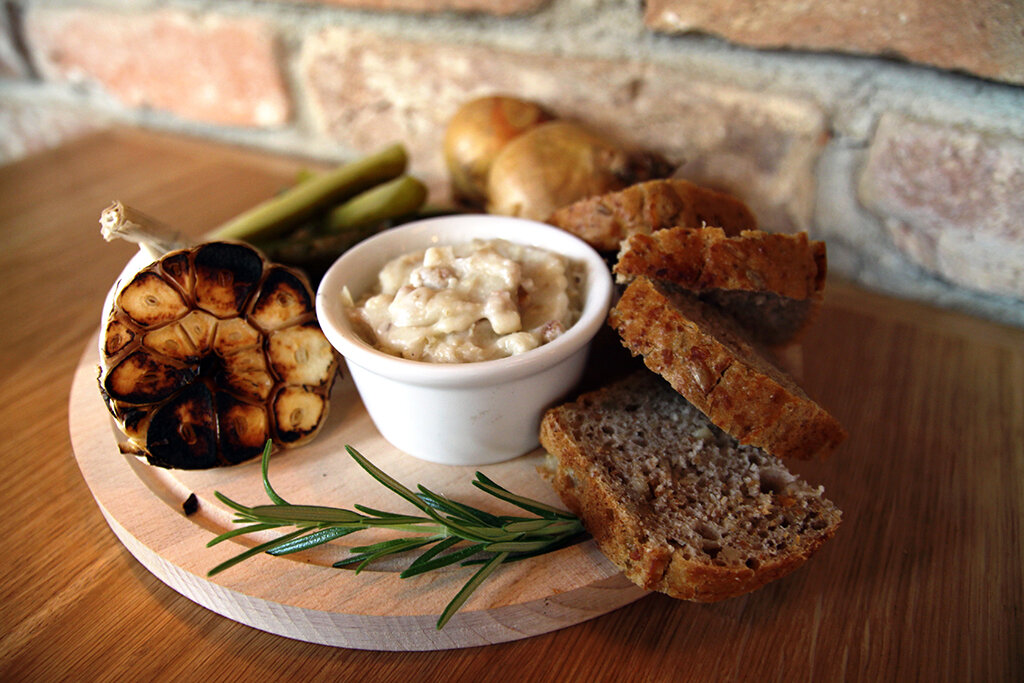 Бутерброд со смальцем. Рецепт смальца для бутербродов с чесноком. Смалец. Шпик на хлебе. Бутерброд со смальцем.