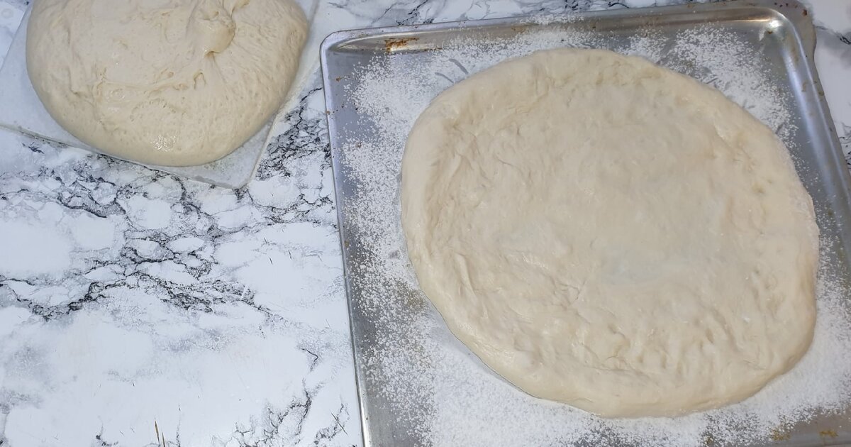 Соединяем соль,сахар,дрожжи,теплую воду и масло растительное,после чего замешиваем тесто.Оставляем подниматься в теплом месте около полу часа.После чего можно приступать к формовке любого изделия. 