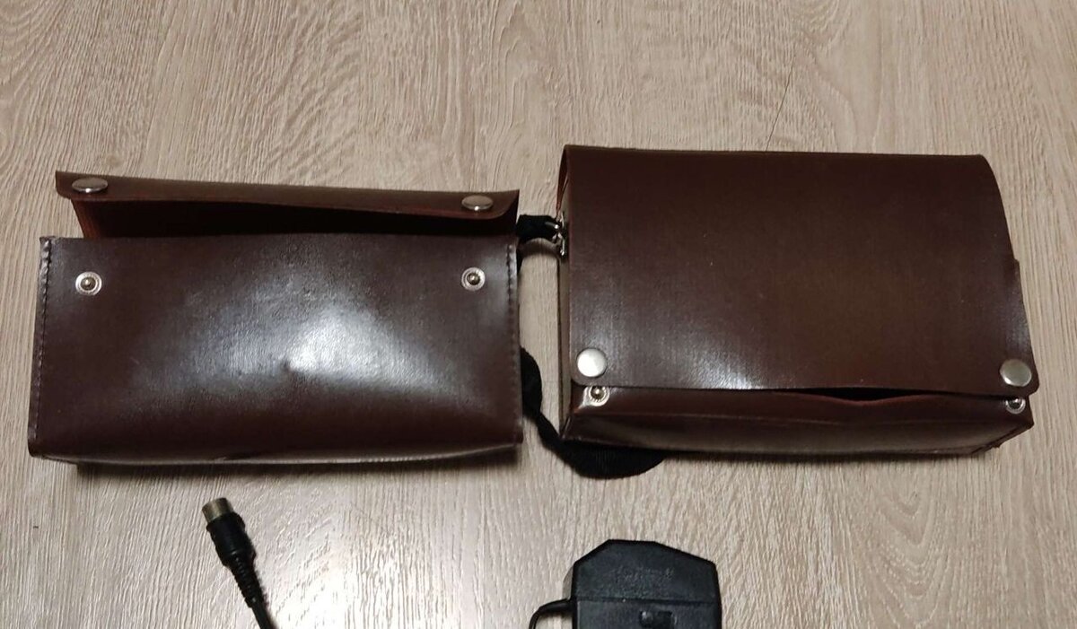 Защитный чехол магнитофона и чехол для хранения блока питания, соединительных шнуров, аудиокассет и ЗИП 