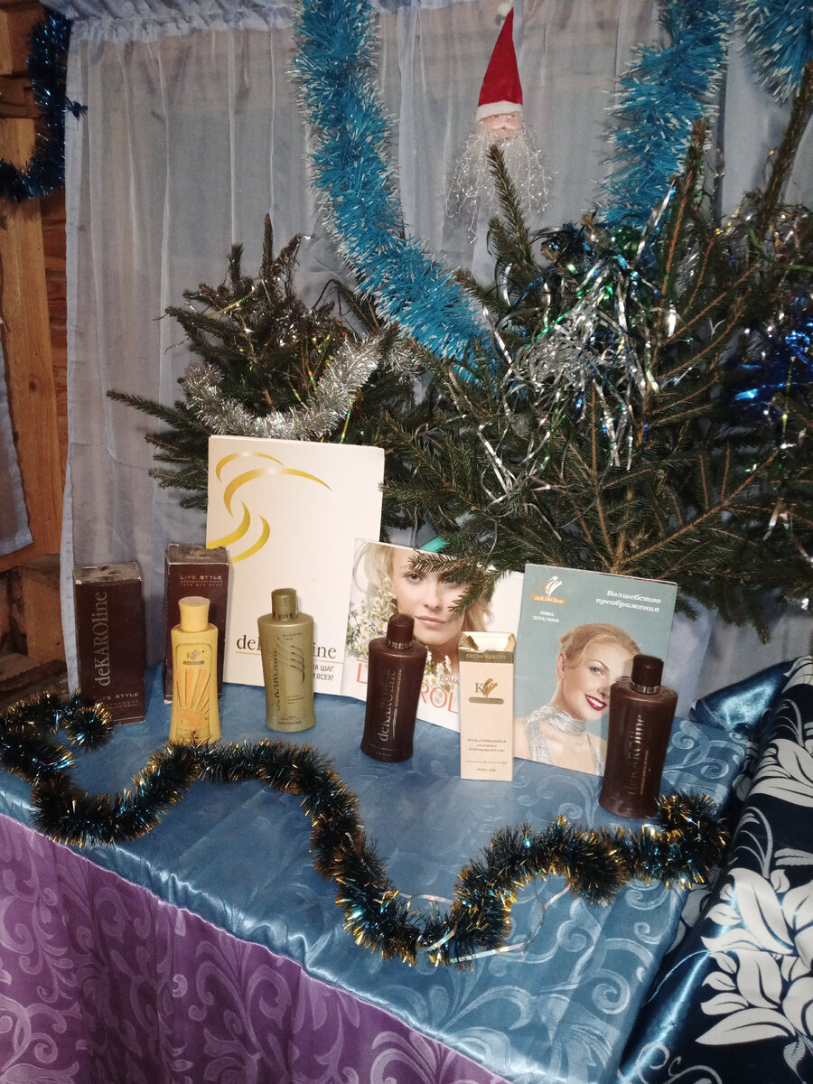 Мои пустые баночки и старые каталоги.