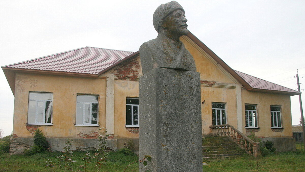 Необычный памятник Владимиру Ильичу Ленину - вождь не в кепке, а в ушанке. 