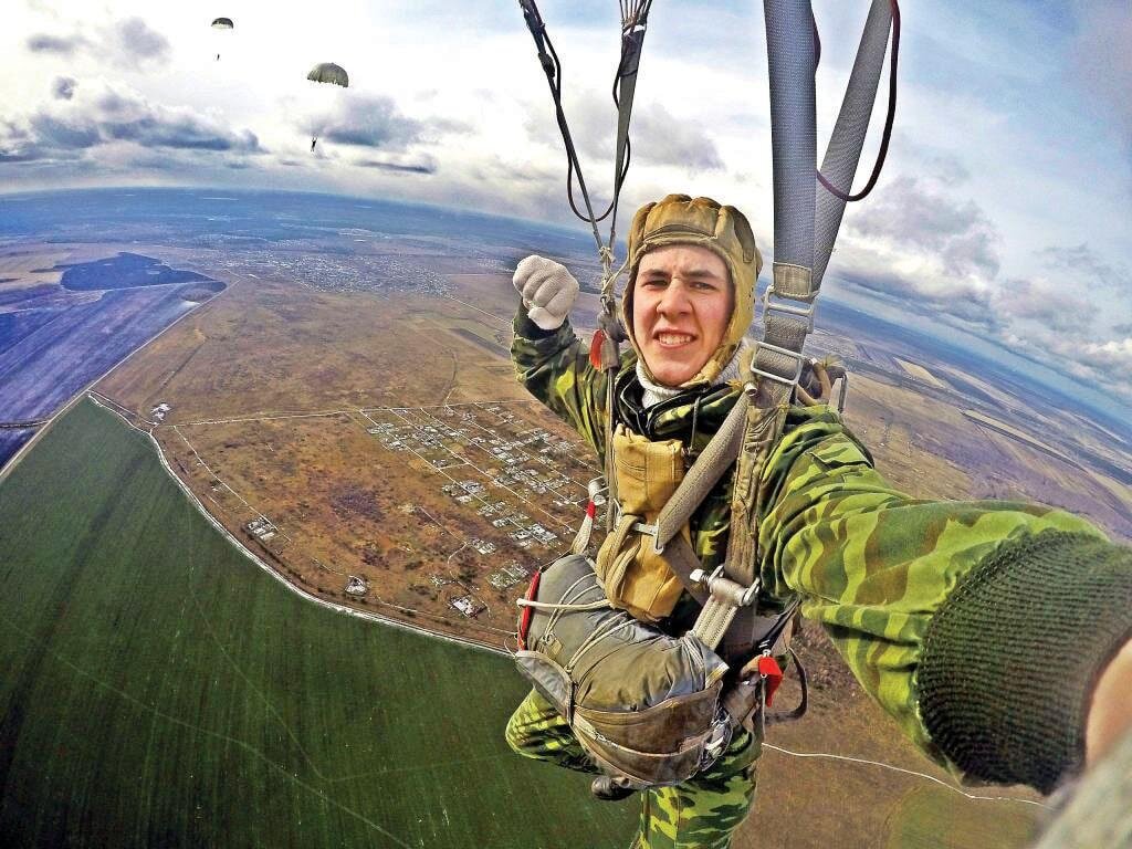 Блондинка прыгает с парашюта