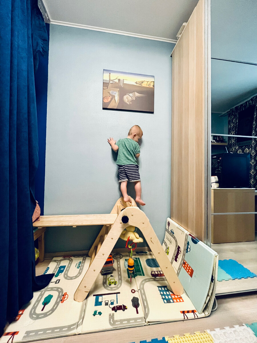 В данном варианте горка выполняет роль мостика между кроватью и треугольником 