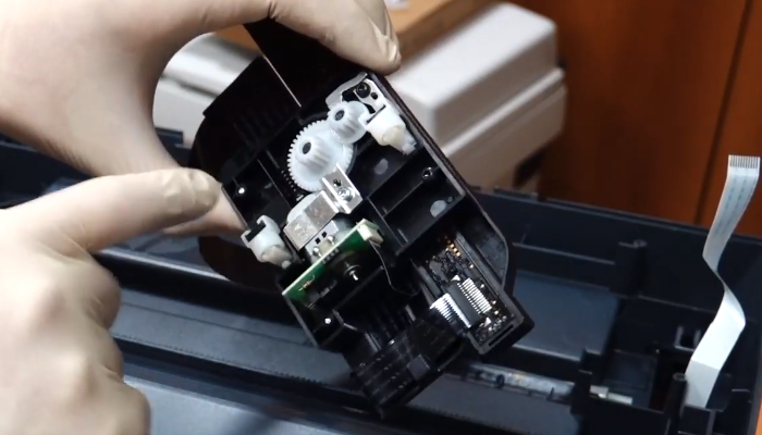 Фото 34. Протираем сканирующую линейку 