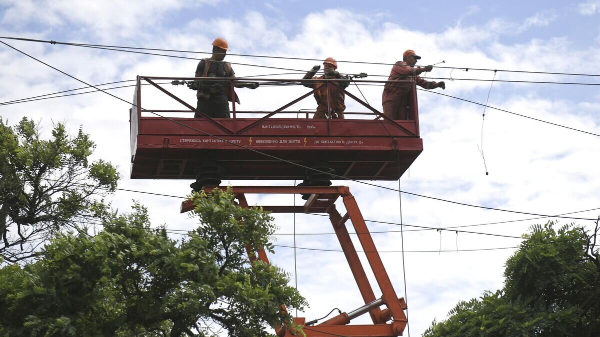    Электромонтеры восстанавливают линию электропередач, поврежденную в результате боевых действий в Мариуполе© РИА Новости / Константин Михальчевский