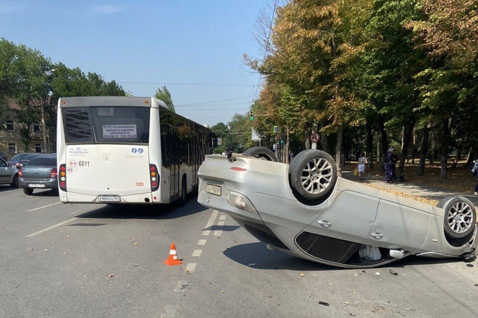     Иномарка получила механические повреждения. Фото: отдел пропаганды ГИБДД по Ростовской области.