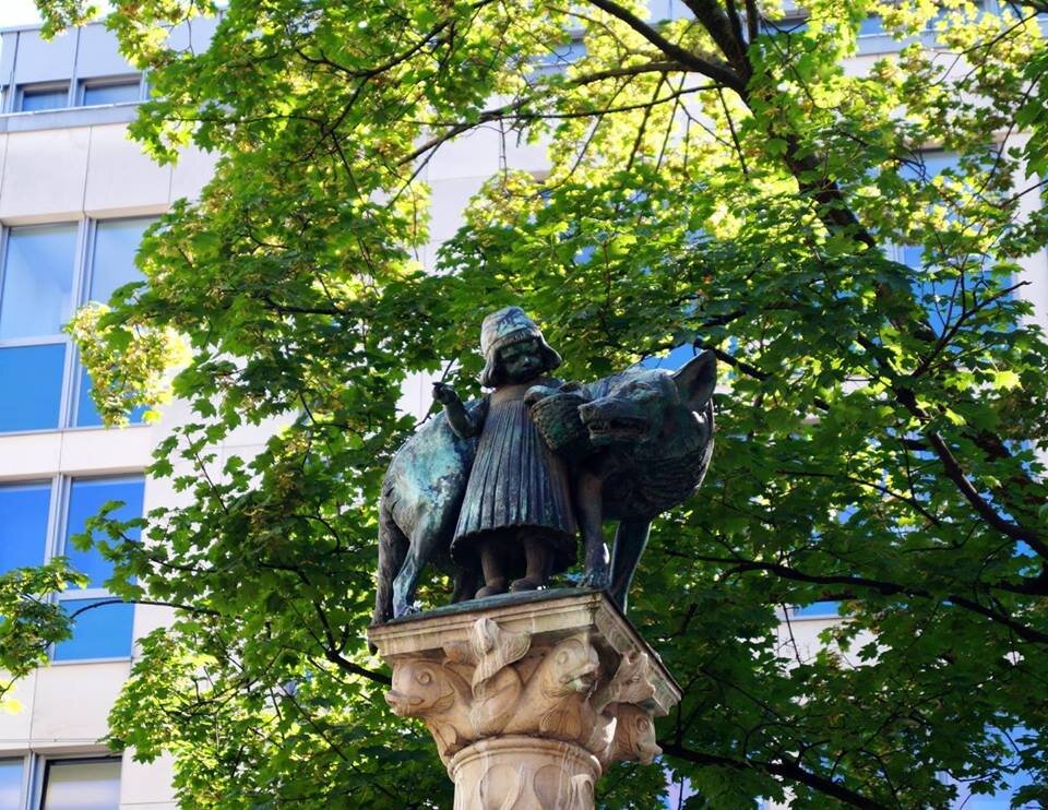 Памятник красной женщине. Памятник красной женщине. Гранит питкяранта памятники. Севастополь памятник примирения белых и красных. Скульптура сказочного героя.