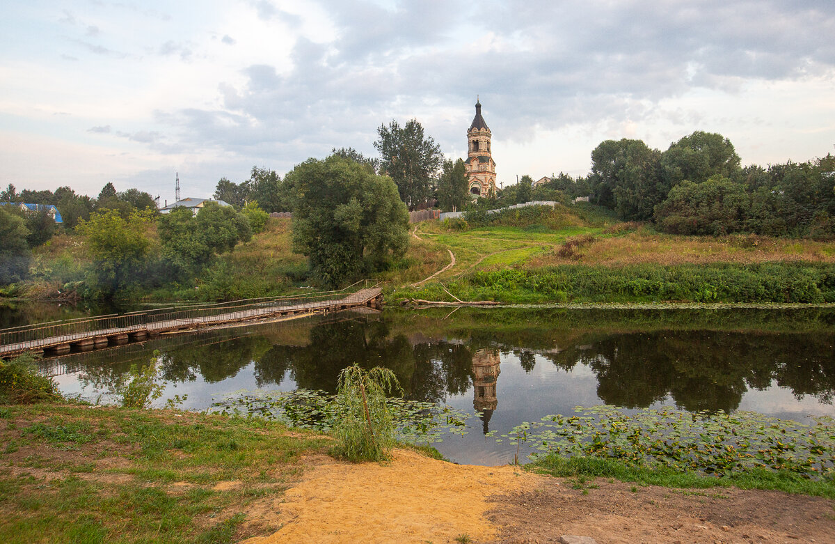 Воскресенская церковь села Колычёво и река Пахра. Московская область, городской округ Домодедово. Фото автора статьи  